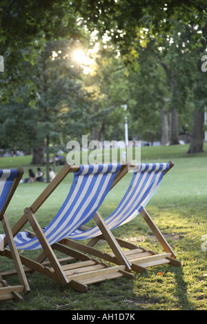 Sedie a sdraio in St James Park, Londra, Inghilterra, Regno Unito Foto Stock