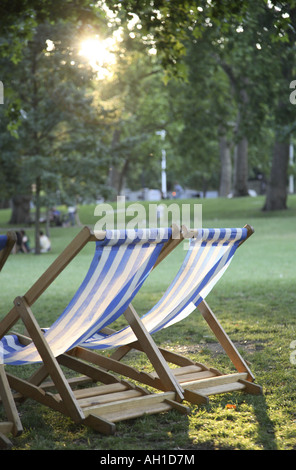 Sedie a sdraio in St James Park, Londra, Inghilterra, Regno Unito Foto Stock