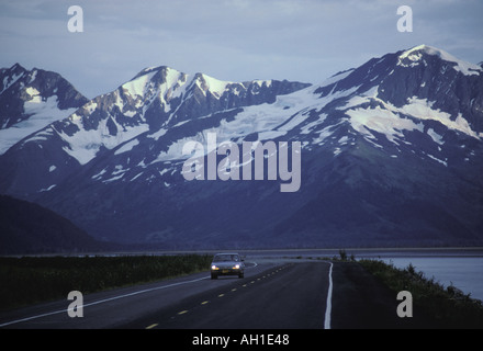 Kenai Mountain Range visto dal braccio Turnagain di Cook Inlet vicino a Anchorage in Alaska è il percorso verso la penisola di Kenai un popu Foto Stock