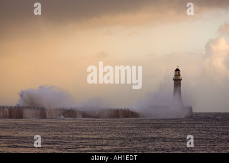 Le onde rompono su Roker Pier e il faro alla foce del fiume usura. Sunderland, Tyne & Wear Foto Stock