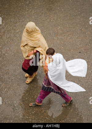 Oggetto donne attraversando la strada nella vecchia città di Peshawar Pakistan Foto Stock