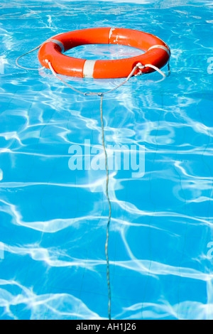 Salvagente in un pool Foto Stock