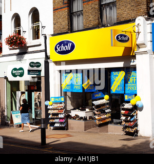 Sutton High Street Surrey in Inghilterra negozi di High Street Scholl negozio di scarpe con segni di vendita ulteriori riduzioni 50 Specsaver Off Foto Stock