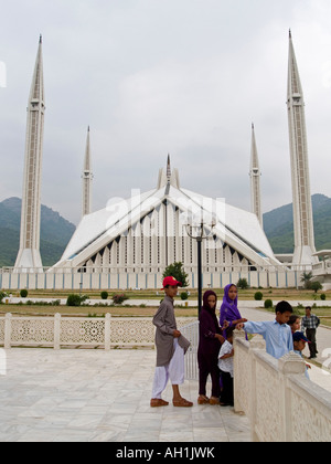 I bambini di fronte al Shah Faisal moschea di Islamabad in Pakistan Foto Stock