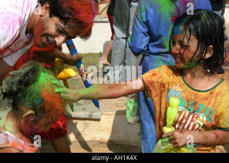 Bambini celebrare Holi, Bangalore, Karnantaka, India Foto Stock