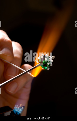 Lampwork artista Rebecca Weddell rendendo perline di vetro per essere utilizzati come componenti in gioielleria. Foto da Jim Holden. Foto Stock