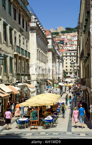 Lisbona portogallo Street nel quartiere di Baixa guardando verso il castello di Sao Jorge Foto Stock