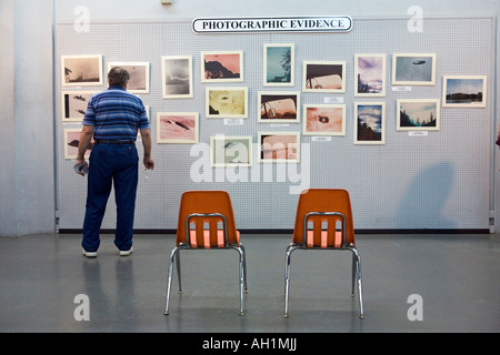 Un uomo guarda al photograhic prove per gli UFO nel museo UFO a Roswell New Mexico Foto Stock