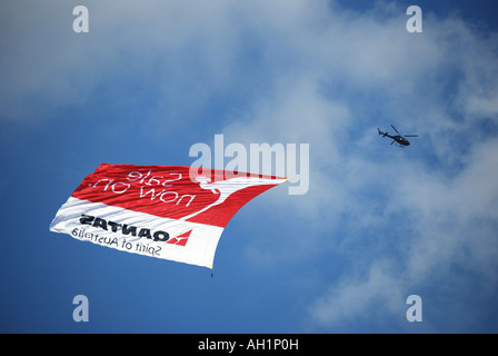 Spia traino aeromobili di pubblicità banner, City of London, Londra, Inghilterra, Regno Unito Foto Stock