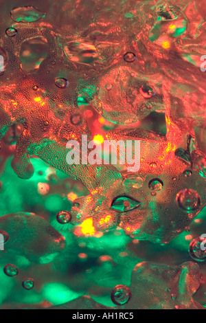 Close up di gocce di acqua su un multi colorate di rosso verde e il LED giallo in plastica per il ghiaccio Foto Stock