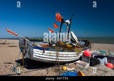 Pittoresche vecchie barche di pescatori sulla spiaggia di Aldeburgh in Suffolk Foto Stock