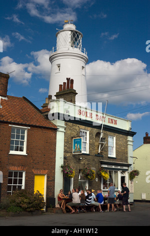 Il faro che mostra dietro la suola Bay Inn a Southwold in Suffolk Foto Stock