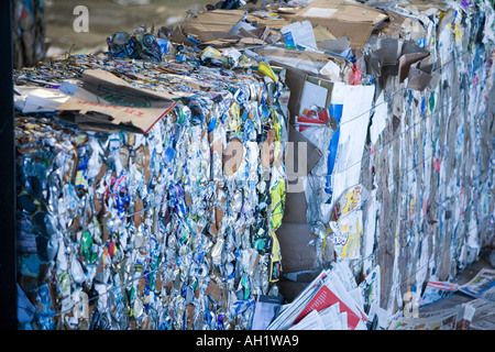 Stagno di riciclo di alluminio e alluminio e carta compattato e fornito in dotazione Foto Stock