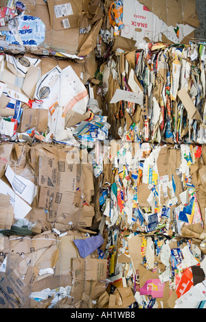 Carta riciclata compattato e raggruppati in strutture di riciclaggio Foto Stock