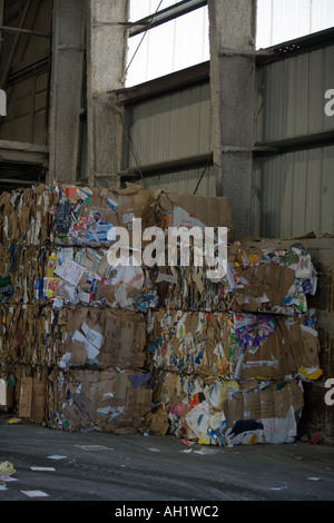 Carta riciclata compattato e raggruppati in strutture di riciclaggio Foto Stock