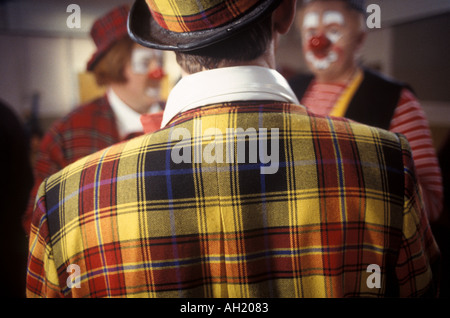 Pagliacci si preparano a partecipare all'annuale di servizio in chiesa in memoria di Giuseppe Grimaldi, Chiesa della Santa Trinità, Hackney, Londra, Regno Unito. Foto Stock