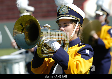 High School Marching Band suona la musica al gioco del calcio Foto Stock