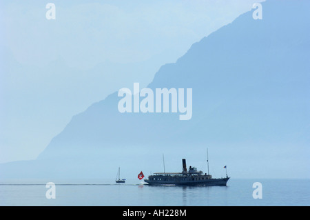 Losanna battello a vapore, nave passeggeri, traghetto, con le montagne alle spalle e il Lago di Ginevra, Lac Leman, Vaud, Svizzera Foto Stock