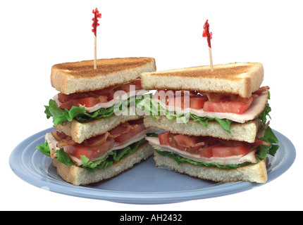 Club sandwich con stuzzicadenti sulla piastra stagliano su sfondo bianco Foto Stock