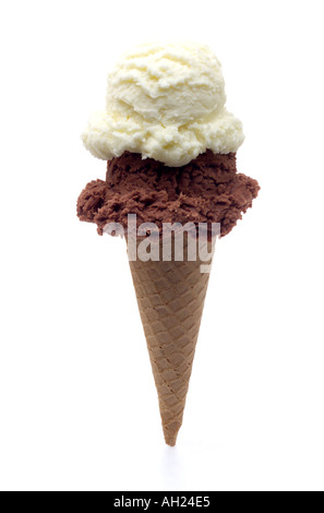 Double scoop vaniglia e cioccolato gelato cono di zucchero ancora vita sfondo bianco Foto Stock