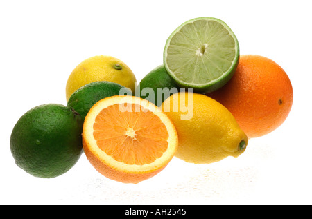 Arance Limoni e limette stagliano su sfondo bianco Foto Stock