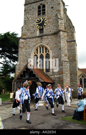 Morris ballerini eseguono, Chiesa di San Lorenzo, High Street, Chobham, Surrey, England, Regno Unito Foto Stock