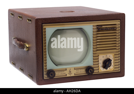 Un piccolo televisore vintage stagliano su sfondo bianco Foto Stock