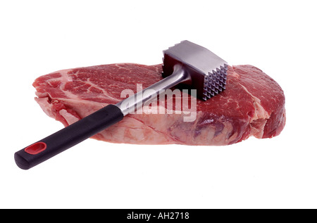 Tenerizzatore e materie steak stagliano su sfondo bianco Foto Stock
