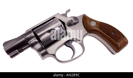 Smith e Wesson 38 speciale detective naso camuso placcato in nichel a pistola con impugnatura in legno stagliano su sfondo bianco Foto Stock