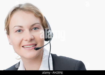 Ritratto di una imprenditrice che indossa gli auricolari e sorridente Foto Stock