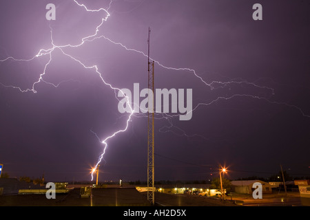 Un bullone del cloud e la messa a terra il fulmine su edifici e un montante di radio di notte a Garden City, Kansas, STATI UNITI D'AMERICA Foto Stock