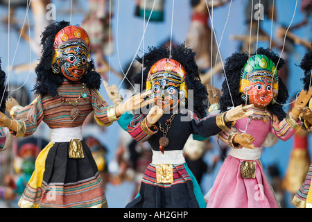 In legno pitturato marionette in un negozio di fronte. Kathmandu, Nepal Foto Stock