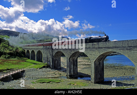 Giacobita treno a vapore che passa sopra Loch nan Uamh viadotto vicino Arisaig Scozia Scotland Foto Stock