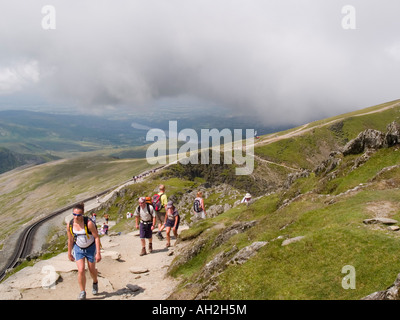 WALKERS sul Mount Snowdon camminando lungo il sentiero da Llanberis Gwynedd North Wales UK Foto Stock