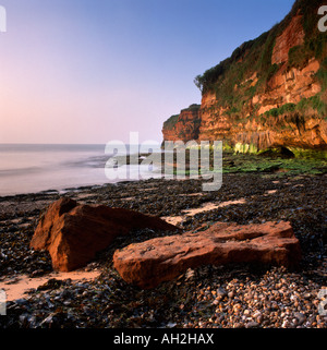 Vista di scogliere a Ladram Bay a sunrise, vicino Otterton, Devon, Regno Unito Foto Stock