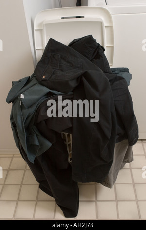 Servizio lavanderia ostacolare traboccante con panni Foto Stock