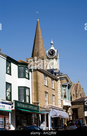 Regno Unito Devon Kingsbridge Fore Street Town Hall e la Chiesa Parrocchiale Foto Stock