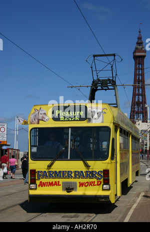 Pubblicità tram sul lungomare di Blackpool. Foto Stock