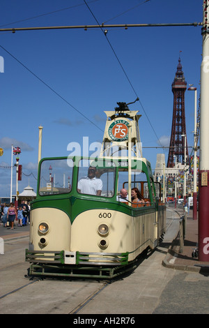 Open top deck singolo tram sul lungomare di Blackpool, Lancashire, Regno Unito. Foto Stock