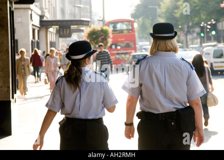 Femmina Sostegno comunitario ufficiali pattugliano la street Londra Inghilterra REGNO UNITO Foto Stock