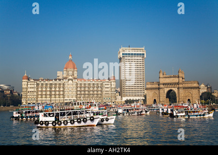 Hotel Taj Mahal e Gateway of India visto dal porto in Mumbai India Foto Stock