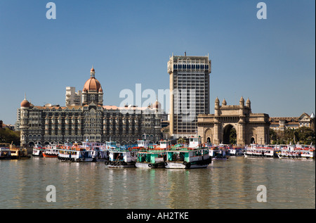 Il 5 stelle Hotel Taj Mahal e Gateway of India vista dal porto di Mumbai Foto Stock