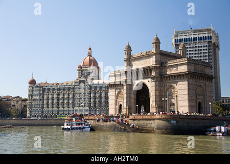 Gateway of India e il Taj Mahal hotel visto dal porto di Mumbai Foto Stock