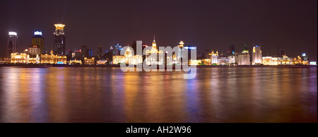Vista di fronte al Fiume Huangpu al Bund Shanghai in Cina Foto Stock