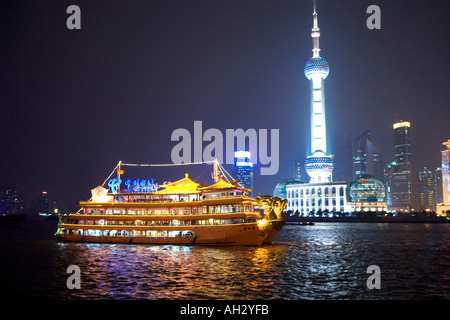 Crociera fluviale sul fiume Huangpu Shanghai in Cina Foto Stock