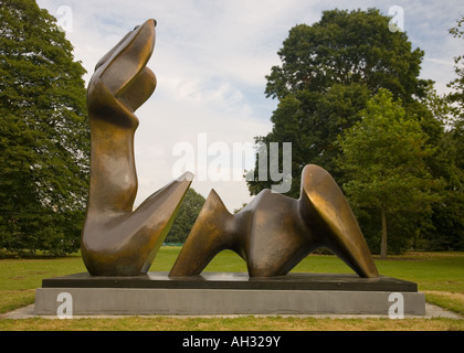 In tre pezzi figura distesa drappeggiati Henry Moore a Kew Gardens Foto Stock