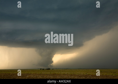 A violent supercell thunderstorm with a wall cloud underneath - Kansas, USA Foto Stock