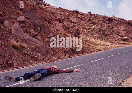 Uomo disteso sulla strada Foto Stock