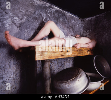 Uomo in un capanno Foto Stock