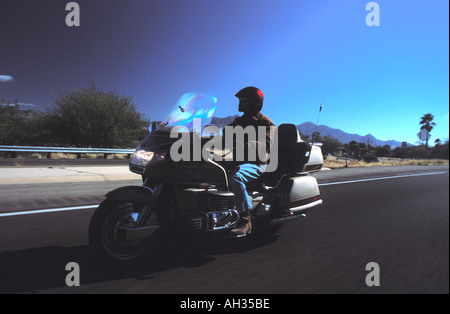 Biker in sella Honda Goldwing lungo l'autostrada, Arizona U S A Foto Stock